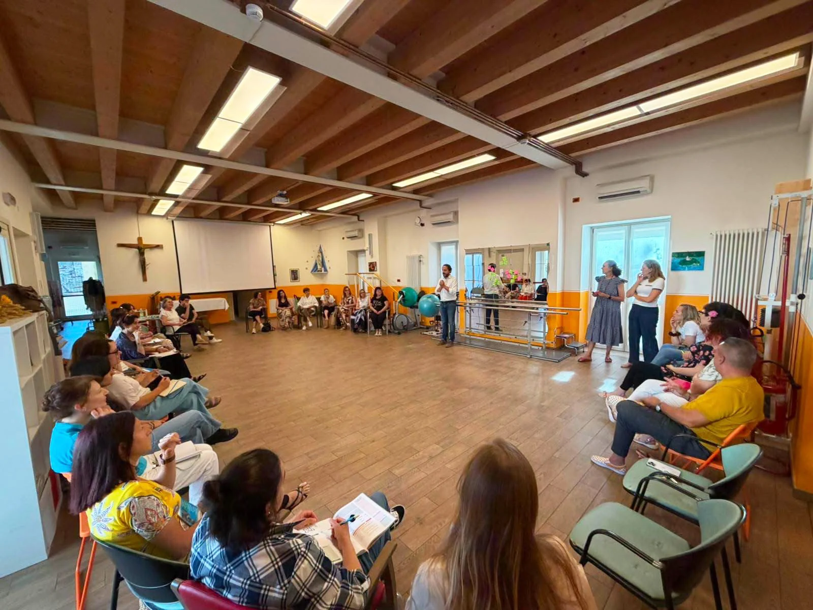 Partecipanti in cerchio durante un laboratorio Reverse